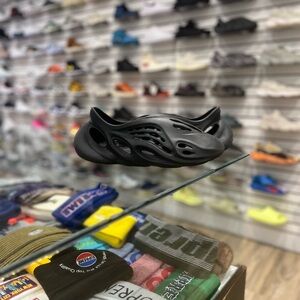 Yeezy Foam RNR Onyx Size 12US